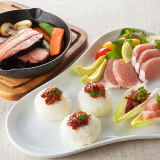 札幌バルナバフーズ しばれ生ハム&牛生ハムユッケと金賞農家のベーコンステーキ